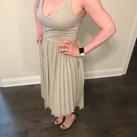 gorgeous Shimmering dress 👗 - Picture 3 of 4